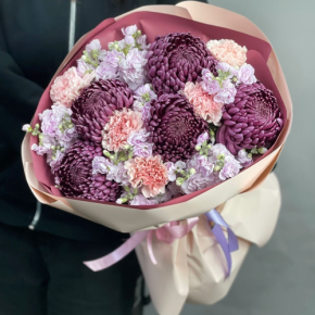 Букет "Софи" из хризантем Бигоуди, диантусов и ароматных маттиол в Щелково