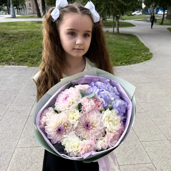 Букет на 1 сентября из сиреневой гортензии и георгин в Щелково
