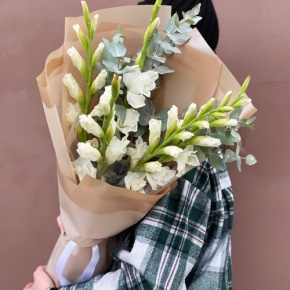 Букет из 5 белых гладиолусов и эвкалипта в Щелково