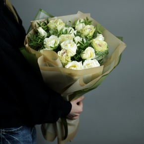 Букет "Дарли" из роз и брассики в Щелково