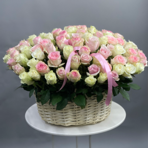 Композиция в корзине из 101 кенийской розы пастельный микс (40 см) в Щелково