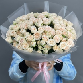 Букет из 35 кремовых кустовых роз (50 см) в Щелково