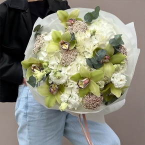 Букет "Эдем" из гортензии, орхидей, эустом, эвкалипта и озатамнуса в Щелково