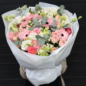 Букет "Ромео" из роз, эвкалипта, гербер, ароматных фрезий, озатамнуса, эустом и диантусов в Щелково
