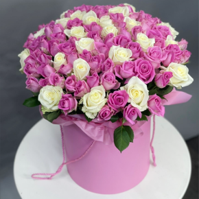 Композиция в шляпной коробке из 151 розы кения микс в Щелково