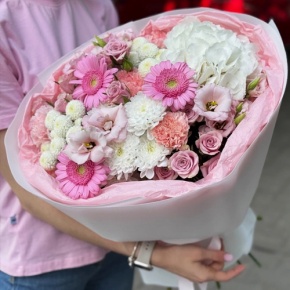 Букет "Розовые облака" из хризантемы, кустовых роз, диантусов, гортензии и эустом в Щелково