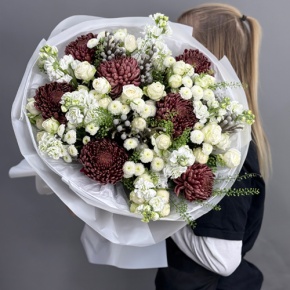 Букет "Шоколадный френч" из кустовых роз, хризантем Бигоуди, брунии, ароматных маттиол и сантини в Щелково