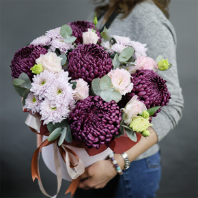 Композиция в шляпной коробке "Наденька" из хризантем Бигоуди, эустом и эвкалипта в Щелково