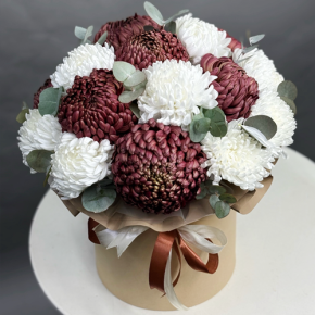 Композиция в шляпной коробке из 19 хризантем  в Щелково