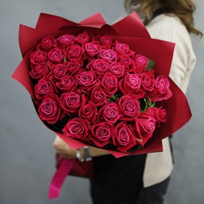 Букет из 35 малиновых роз Шангрила (50 см) в Щелково