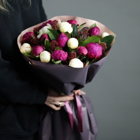 Букет из 17 пионов и скиммии в Щелково