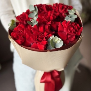 Букет "Красная пантера" из 7 роз Эквадор и эвкалипта в Щелково