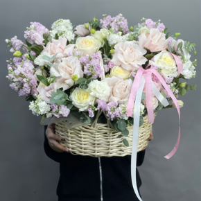 Композиция в корзине из роз Эквадор и ароматных маттиол в Щелково