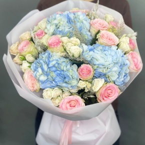 Букет "Легкий ветерок" из роз, конифера и гортензий в Щелково