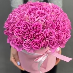 Композиция в шляпной коробке из 71 кенийской розы в Щелково