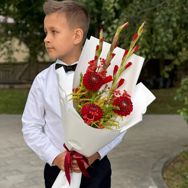 Букет на 1 сентября с красными гладиолусами, георгинами и калиной в Щелково