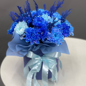 Композиция в шляпной коробке "Магия синего" из хризантем и конифера в Щелково