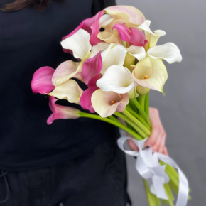 Букет из 21 каллы микс в Щелково