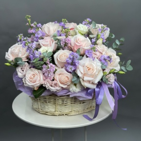 Композиция в корзине из французских роз и ароматных маттиол в Щелково