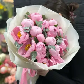 Букет из 15 лососевых пионов с эвкалиптом в Щелково