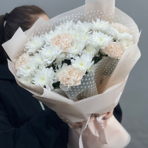 Букет из хризантем и диантусов пудра в Щелково