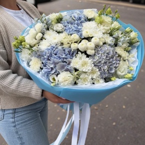 Букет "Голубые облака" из хризантемы, диантусов, Голландской гортензии, дельфиниума и эустомы в Щелково