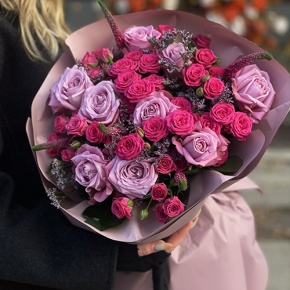 Букет "Малиновый вечер" из кустовых малиновых роз, вероники, лимониума и роз Меритим в Щелково