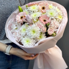 Букет "Дружба" из хризантемы, пионовидной лилии, гербер, диантусов и кустовых роз в Щелково