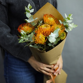 Букет "Гости из будущего" из 5 лейко и эвкалипта в Щелково