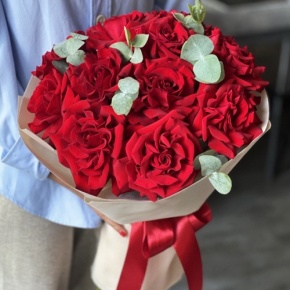 Букет "Красная пантера" из 13 роз Эквадор и эвкалипта в Щелково