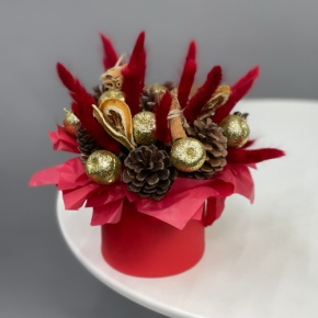 Композиция в шляпной коробке "Глинтвейн золото" из шишек, корицы и лагуруса в Щелково
