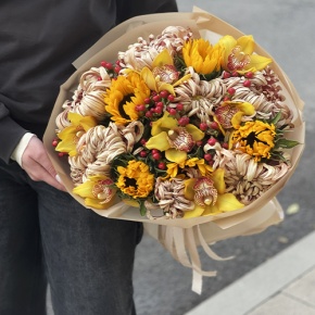 Букет "Биркин" из подсолнухов, орхидей, гиперикума, хризантем Виена в Щелково