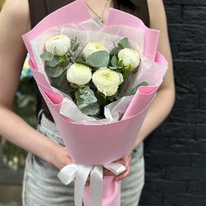 Букет-комплимент из 5 белых ранункулюсов в Щелково