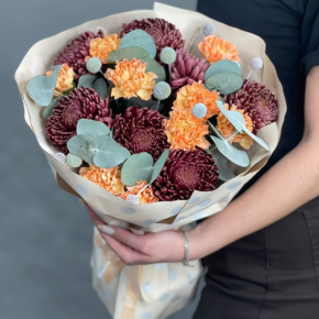 Букет "Персиковый раф" из хризантем Бигоуди, краспедии и диантусов в Щелково