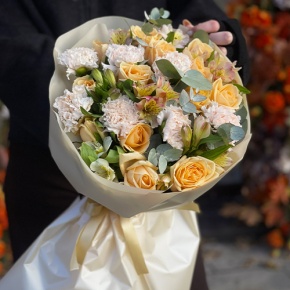 Букет "Пломбирный" из роз Аваланж, диантусов, альстромерий и эвкалипта в Щелково