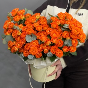 Композиция в шляпной коробке "Закат" из кустовых роз и эвкалипта в Щелково