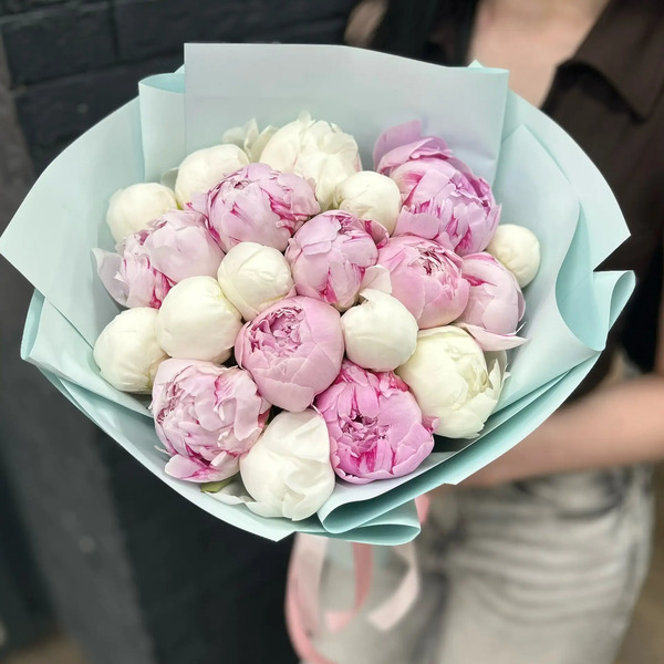 Микс из 19 бело-розовых пионов в Щелково
