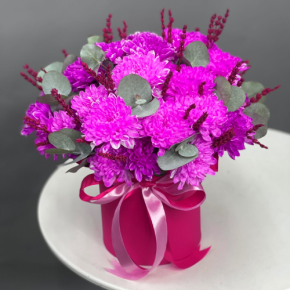 Композиция в шляпной коробке "Магия розового" из хризантем и лаванды в Щелково