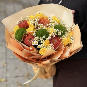 Букет "Зельда" из диантусов Lux, лимонных роз, лейко и ромашек в Щелково