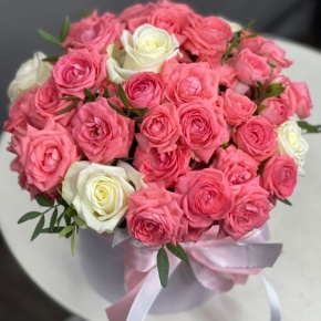 Композиция в шляпной коробке из белых и кустовых коралловых роз в Щелково