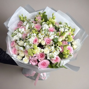 Букет "Ульяна" из роз, ароматных маттиол, ромашек, эустом и оксипеталума в Щелково