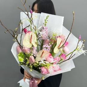 Авторский букет с антуриумами, ранункулюсами и цветущими ветками магнолии в Щелково