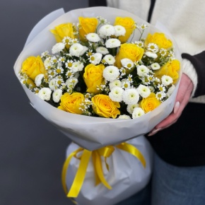 Букет "Синди" из лимонных роз, ромашек и хризантем сантини в Щелково