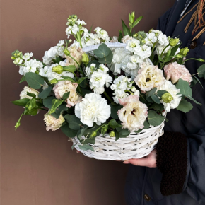 Композиция в корзине "Фея" из маттиол, диантусов, эустом и эвкалипта в Щелково