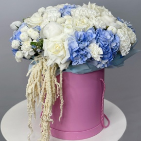 Композиция в шляпной коробке "Красотка" из пионов, гортензий, ранункулюсов, роз Эквадор, оксипеталума, диантусов и хризантем Ньютон  в Щелково