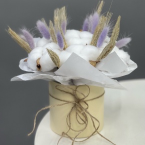 Композиция в шляпной коробке из хлопка, лагуруса и пшеницы (Сухоцвет) в Щелково
