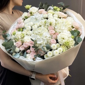 Букет "Пастелла" из кустовых пионовидных роз, Голландской Гортензии, эустомы, хризантемы Ньютон и эвкалипта в Щелково