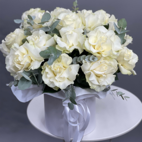 Композиция в шляпной коробке из роз Эквадор Мондиаль в Щелково