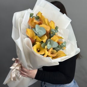 Букет из 17 оранжевых калл с эвкалиптом в Щелково