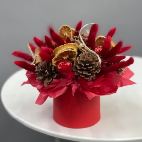 Композиция в шляпной коробке "Глинтвейн" из шишек, корицы и лагуруса в Щелково